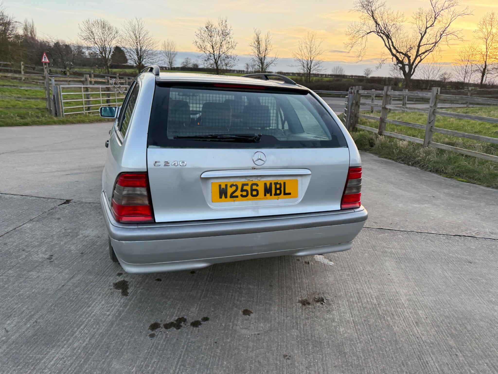 Mercedes-Benz C Class 2.4 C240 Classic 5dr — photo 37 of 66
